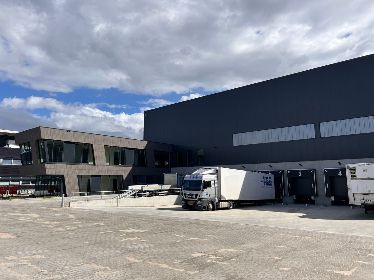 Our colleagues at Van Gool Elburg Vastgoedspecialisten – A Dils company advised VDG Real Estate on securing a long-term lease with Kerry Logistics in their new Hoofddorp warehouse.