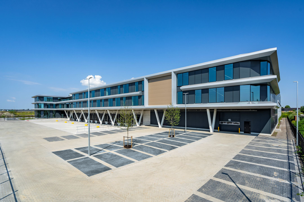Van Gool Elburg advisor of De Jong Special Services Group in leasing 16,488 sqm of a logistics space in Aalsmeer.